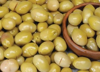 Kırma Zeytin Sofraların Vazgeçilmez Lezzeti Olmaya Devam Ediyor Kırma zeytin sadece lezzetiyle değil, sağlığa olan katkılarıyla da öne çıkar. İçeriğinde bulunan zengin antioksidanlar, vücudu serbest radikallere karşı korur.