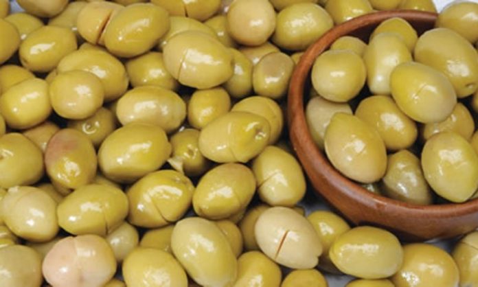 Kırma zeytin sadece lezzetiyle değil, sağlığa olan katkılarıyla da öne çıkar. İçeriğinde bulunan zengin antioksidanlar, vücudu serbest radikallere karşı korur.