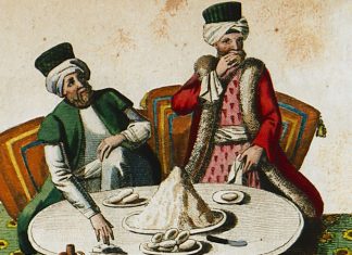 Klasik Osmanlı mutfağı, sadece bir yemek kültürü olmanın çok ötesindedir. Bu mutfak anlayışı; saraydan halka, Anadolu’dan Balkanlar’a, Akdeniz kıyılarından Arap coğrafyasına kadar geniş bir coğrafyada şekillenmiş, yüzyılların birikimiyle harmanlanarak bugüne ulaşmıştır. Osmanlı mutfağı, tarih boyunca hem lüks sofraların hem de sade halk yemeklerinin mimarı olmuştur. Her tabakta bir gelenek, her yemekte bir hikâye taşımaktadır. Konulu bir haber görseli.