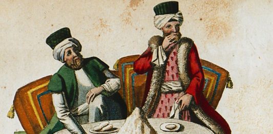 Klasik Osmanlı Mutfağıyla Tanışın Gelenekten Gelen Lezzetin Hikâyesi Klasik Osmanlı mutfağı, sadece bir yemek kültürü olmanın çok ötesindedir. Bu mutfak anlayışı; saraydan halka, Anadolu’dan Balkanlar’a, Akdeniz kıyılarından Arap coğrafyasına kadar geniş bir coğrafyada şekillenmiş, yüzyılların birikimiyle harmanlanarak bugüne ulaşmıştır. Osmanlı mutfağı, tarih boyunca hem lüks sofraların hem de sade halk yemeklerinin mimarı olmuştur. Her tabakta bir gelenek, her yemekte bir hikâye taşımaktadır. Konulu bir haber görseli.