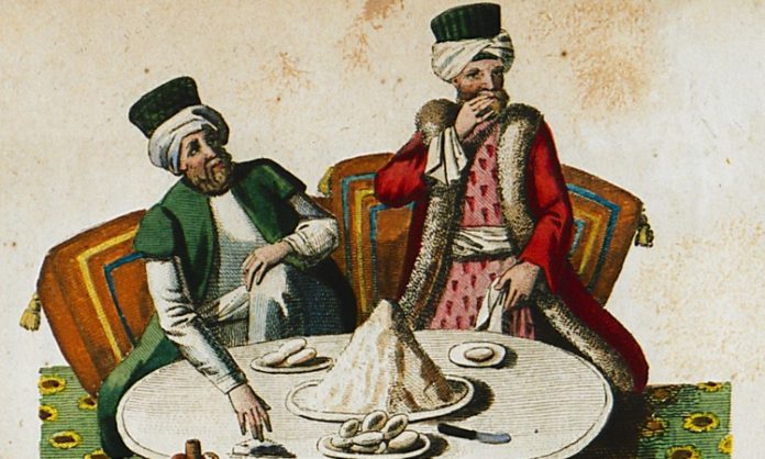 Klasik Osmanlı mutfağı, sadece bir yemek kültürü olmanın çok ötesindedir. Bu mutfak anlayışı; saraydan halka, Anadolu’dan Balkanlar’a, Akdeniz kıyılarından Arap coğrafyasına kadar geniş bir coğrafyada şekillenmiş, yüzyılların birikimiyle harmanlanarak bugüne ulaşmıştır. Osmanlı mutfağı, tarih boyunca hem lüks sofraların hem de sade halk yemeklerinin mimarı olmuştur. Her tabakta bir gelenek, her yemekte bir hikâye taşımaktadır. Konulu bir haber görseli.