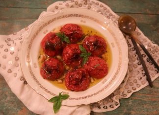 Dünya mutfaklarında yüzyıllardır varlığını koruyan konfit, Fransız mutfağının en bilinen pişirme yöntemlerinden biridir. Kelime anlamı olarak “korumak” ya da “saklamak” anlamına gelen bu teknik, özellikle etlerin uzun süre bozulmadan saklanabilmesi için geliştirilmiştir. Konfit yöntemi sayesinde yiyecekler, tuzla marine edildikten sonra kendi yağı içerisinde çok düşük ısıda pişirilir. Bu teknik, hem gıdanın uzun süre tazeliğini korumasını sağlar hem de eşsiz bir lezzet kazandırır. Konulu bir haber görseli.