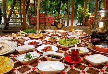 Köy yemeklerinin en önemli özelliği, katkı maddelerinden uzak ve tamamen doğal malzemelerden yapılmasıdır. Özellikle köyde yetişen sebzelerle hazırlanan yemekler, mevsimine uygun ve besleyici özellikleriyle öne çıkar.