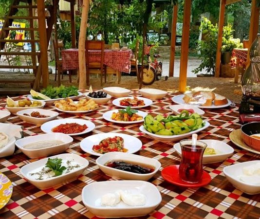 Köy yemeklerinin en önemli özelliği, katkı maddelerinden uzak ve tamamen doğal malzemelerden yapılmasıdır. Özellikle köyde yetişen sebzelerle hazırlanan yemekler, mevsimine uygun ve besleyici özellikleriyle öne çıkar.