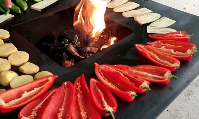 Közleme, insanoğlunun ateşle tanışmasından bu yana mutfak kültüründe önemli bir yere sahiptir. Yüzyıllar öncesinden günümüze uzanan bu yöntem, basit gibi görünse de lezzet derinliği açısından oldukça zengindir. Özellikle Anadolu’da ve Ortadoğu mutfaklarında köz üzerinde pişirilen yiyeceklerin aroması, diğer pişirme yöntemlerinden kolayca ayırt edilir. Közün dumanlı kokusu ve ateşin kontrollü ısısı, yiyeceklere doğal bir tat kazandırır. Konulu bir haber görseli.