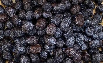Kurutulmuş Zeytin: Sofraların Sağlıklı ve Pratik Lezzeti Kurutulmuş zeytin, kahvaltılardan mezelere, atıştırmalıklardan yemeklere kadar geniş bir kullanım alanına sahip. Geleneksel lezzeti koruyan üreticiler, aynı zamanda pratik tüketim isteyen modern mutfaklara hitap ediyor.