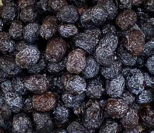 Kurutulmuş zeytin, kahvaltılardan mezelere, atıştırmalıklardan yemeklere kadar geniş bir kullanım alanına sahip. Geleneksel lezzeti koruyan üreticiler, aynı zamanda pratik tüketim isteyen modern mutfaklara hitap ediyor.