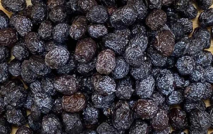 Kurutulmuş zeytin, kahvaltılardan mezelere, atıştırmalıklardan yemeklere kadar geniş bir kullanım alanına sahip. Geleneksel lezzeti koruyan üreticiler, aynı zamanda pratik tüketim isteyen modern mutfaklara hitap ediyor.
