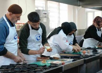 Gastronomi dünyasında lezzet yarışmaları, hem amatör hem de profesyonel şeflerin yeteneklerini sergileyebileceği önemli bir platform haline geldi. Bu etkinlikler, izleyicilere ve katılımcılara eşsiz bir deneyim sunarken, şeflerin yaratıcılık ve teknik becerilerini ön plana çıkarıyor. Konulu bir haber görseli.