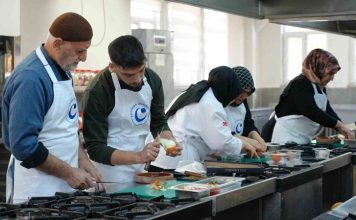Lezzet Yarışmaları Gastronomi Tutkunlarını Buluşturuyor Gastronomi dünyasında lezzet yarışmaları, hem amatör hem de profesyonel şeflerin yeteneklerini sergileyebileceği önemli bir platform haline geldi. Bu etkinlikler, izleyicilere ve katılımcılara eşsiz bir deneyim sunarken, şeflerin yaratıcılık ve teknik becerilerini ön plana çıkarıyor. Konulu bir haber görseli.