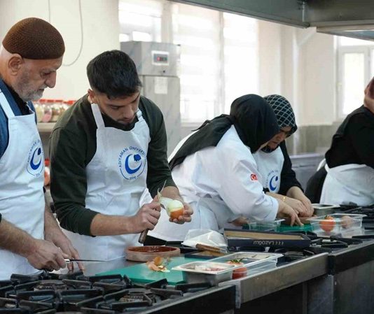 Gastronomi dünyasında lezzet yarışmaları, hem amatör hem de profesyonel şeflerin yeteneklerini sergileyebileceği önemli bir platform haline geldi. Bu etkinlikler, izleyicilere ve katılımcılara eşsiz bir deneyim sunarken, şeflerin yaratıcılık ve teknik becerilerini ön plana çıkarıyor. Konulu bir haber görseli.