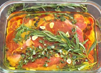 Marinasyon, yiyeceklerin özellikle et ve sebzelerin, aromatik karışımlar ve yağlarla hazırlanmış sıvılar içinde bekletilerek tat kazanmasını sağlayan bir pişirme öncesi işlemdir. Marinasyon ve dinlendirme, yemeklerin lezzetini yoğunlaştırır ve dokusunu yumuşatır. Marinasyon süresi ve kullanılan malzemeler, yiyeceklerin tat profilini doğrudan etkiler. Konulu bir haber görseli.