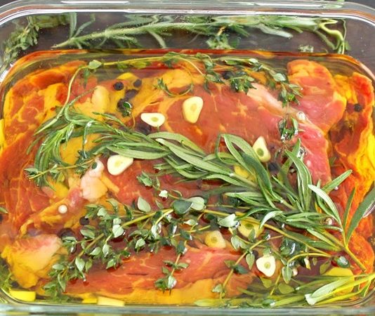 Marinasyon, yiyeceklerin özellikle et ve sebzelerin, aromatik karışımlar ve yağlarla hazırlanmış sıvılar içinde bekletilerek tat kazanmasını sağlayan bir pişirme öncesi işlemdir. Marinasyon ve dinlendirme, yemeklerin lezzetini yoğunlaştırır ve dokusunu yumuşatır. Marinasyon süresi ve kullanılan malzemeler, yiyeceklerin tat profilini doğrudan etkiler. Konulu bir haber görseli.