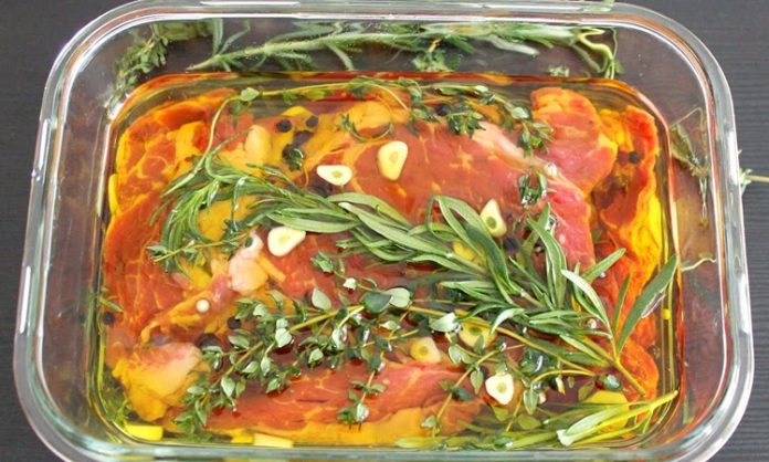 Marinasyon, yiyeceklerin özellikle et ve sebzelerin, aromatik karışımlar ve yağlarla hazırlanmış sıvılar içinde bekletilerek tat kazanmasını sağlayan bir pişirme öncesi işlemdir. Marinasyon ve dinlendirme, yemeklerin lezzetini yoğunlaştırır ve dokusunu yumuşatır. Marinasyon süresi ve kullanılan malzemeler, yiyeceklerin tat profilini doğrudan etkiler. Konulu bir haber görseli.
