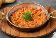 Türk mutfağının en sevilen kahvaltı yemeklerinden biri olan menemen, yıllardır süren büyük bir tartışmanın da merkezinde yer alıyor. Asırlardır sofralarda yer bulan bu lezzet, basit malzemelerle hazırlanmasına rağmen, “Soğansız mı olur yoksa soğanlı mı olmalı?” sorusu etrafında hararetli tartışmalara neden oluyor. Konulu bir haber görseli.