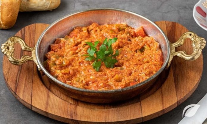 Türk mutfağının en sevilen kahvaltı yemeklerinden biri olan menemen, yıllardır süren büyük bir tartışmanın da merkezinde yer alıyor. Asırlardır sofralarda yer bulan bu lezzet, basit malzemelerle hazırlanmasına rağmen, “Soğansız mı olur yoksa soğanlı mı olmalı?” sorusu etrafında hararetli tartışmalara neden oluyor. Konulu bir haber görseli.