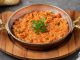 Menemen Tartışmaları Türk Mutfağında Bitmeyen Lezzet Çekişmesi Türk mutfağının en sevilen kahvaltı yemeklerinden biri olan menemen, yıllardır süren büyük bir tartışmanın da merkezinde yer alıyor. Asırlardır sofralarda yer bulan bu lezzet, basit malzemelerle hazırlanmasına rağmen, “Soğansız mı olur yoksa soğanlı mı olmalı?” sorusu etrafında hararetli tartışmalara neden oluyor. Konulu bir haber görseli.