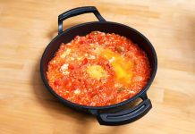 Menemen, hem pratik hazırlanışı hem de besleyici özelliğiyle sofraların vazgeçilmezlerinden biridir.