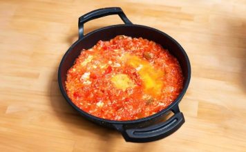 Menemen Türk Mutfağının Vazgeçilmez Kahvaltı Lezzeti Menemen, hem pratik hazırlanışı hem de besleyici özelliğiyle sofraların vazgeçilmezlerinden biridir.