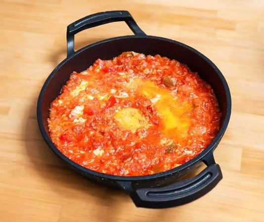 Menemen, hem pratik hazırlanışı hem de besleyici özelliğiyle sofraların vazgeçilmezlerinden biridir.