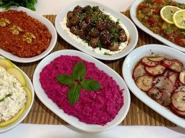 Mezeler Sofraların Vazgeçilmezi Lezzetler Mezeler, Türk ve Akdeniz mutfaklarının en özel ve zengin yanlarından biridir. Hem ana yemeklerin yanında sunulan hem de tek başına sofraları zenginleştiren bu küçük lezzetler, misafir ağırlamanın da baş tacıdır. Mezeler, farklı malzemelerden oluşan çeşitleriyle her damak tadına hitap ederken, aynı zamanda sofraların renkli ve şık görünmesini sağlar. Pratik hazırlanabilir olmaları ve geniş yelpazede sunulmaları sebebiyle hem evde hem de restoranlarda sıkça tercih edilir. Konulu bir haber görseli.
