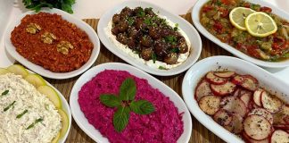 Mezeler, Türk ve Akdeniz mutfaklarının en özel ve zengin yanlarından biridir. Hem ana yemeklerin yanında sunulan hem de tek başına sofraları zenginleştiren bu küçük lezzetler, misafir ağırlamanın da baş tacıdır. Mezeler, farklı malzemelerden oluşan çeşitleriyle her damak tadına hitap ederken, aynı zamanda sofraların renkli ve şık görünmesini sağlar. Pratik hazırlanabilir olmaları ve geniş yelpazede sunulmaları sebebiyle hem evde hem de restoranlarda sıkça tercih edilir. Konulu bir haber görseli.