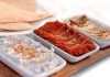 Mezeler ve şarküteri ürünleri, Türk mutfağının en keyifli ve zengin öğelerinden biridir. Sofraları şenlendiren, sohbetleri renklendiren bu lezzetler, hem günlük yemeklerin yanında hem de özel davetlerde misafirlerin beğenisini kazanır. Türkiye’nin farklı yörelerinden gelen mezeler, taptaze sebzeler, baharatlar ve kaliteli malzemelerle hazırlanarak sofralarda adeta bir ziyafet sunar. Şarküteri ürünleri ise kaliteli et ve süt ürünlerinin özel işlemlerden geçirilmesiyle ortaya çıkan, lezzet ve protein deposu seçeneklerdir. Konulu bir haber görseli.