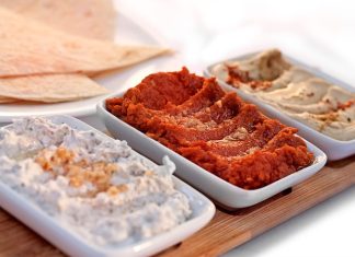 Mezeler ve şarküteri ürünleri, Türk mutfağının en keyifli ve zengin öğelerinden biridir. Sofraları şenlendiren, sohbetleri renklendiren bu lezzetler, hem günlük yemeklerin yanında hem de özel davetlerde misafirlerin beğenisini kazanır. Türkiye’nin farklı yörelerinden gelen mezeler, taptaze sebzeler, baharatlar ve kaliteli malzemelerle hazırlanarak sofralarda adeta bir ziyafet sunar. Şarküteri ürünleri ise kaliteli et ve süt ürünlerinin özel işlemlerden geçirilmesiyle ortaya çıkan, lezzet ve protein deposu seçeneklerdir. Konulu bir haber görseli.