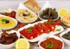Meze, yalnızca küçük bir tabak dolusu lezzet değil, yüzyıllardır süregelen bir kültürün en ince detaylarını taşıyan zengin bir sofradır. Özellikle Türk mutfağı, meze konusunda oldukça köklü bir geçmişe ve bölgesel çeşitliliğe sahiptir. Her bir meze tabağı, geçmişin izlerini günümüze taşırken; sofralara samimiyet, paylaşım ve sohbet getirir. Konulu bir haber görseli.
