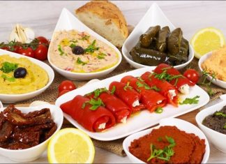 Meze, yalnızca küçük bir tabak dolusu lezzet değil, yüzyıllardır süregelen bir kültürün en ince detaylarını taşıyan zengin bir sofradır. Özellikle Türk mutfağı, meze konusunda oldukça köklü bir geçmişe ve bölgesel çeşitliliğe sahiptir. Her bir meze tabağı, geçmişin izlerini günümüze taşırken; sofralara samimiyet, paylaşım ve sohbet getirir. Konulu bir haber görseli.