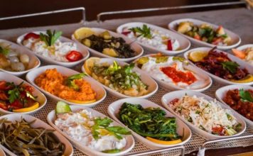 Mezeler, yemek kültürünün en zarif ve çeşitli öğelerinden biridir. Türkiye başta olmak üzere Akdeniz ve Ortadoğu mutfaklarında mezeler, sofraların vazgeçilmez bir parçası olarak yer alır. Tarih boyunca mezeler, hem besin hem de sosyal açıdan önem taşımış, sofraları zenginleştiren küçük lezzetler olarak kabul edilmiştir. Konulu bir haber görseli.