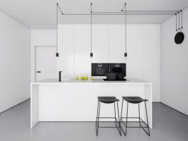 Minimal Mutfaklar ve Modern Yaşamın Yeni Trendi Günümüzde yaşam alanlarının küçülmesi, şehir hayatının temposu ve estetik anlayışın değişmesiyle birlikte minimal mutfaklar giderek daha fazla ilgi görmeye başladı. Sadelik, düzen ve işlevsellik üzerine kurulu bu mutfaklar, yalnızca görsel bir tercih değil; aynı zamanda yaşam tarzını da yansıtan bir seçim haline geldi. Minimal mutfak anlayışı, gereksiz eşyaların ortadan kaldırılması, depolama alanlarının verimli kullanılması ve dekorasyonda net çizgilerin tercih edilmesiyle öne çıkıyor. Konulu bir haber görseli.