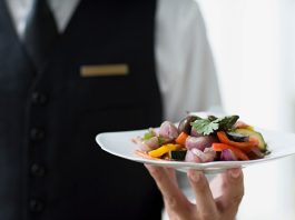 Modern Yemek Kültüründe Servisin Önemi Yemek sadece karın doyurma eylemi değildir, aynı zamanda kültürel bir deneyimdir. Bu deneyimin en önemli parçalarından biri de servis sürecidir. Sofraya getirilen her tabağın düzeni, kullanılan tabak ve çatal-bıçak seçimi, hatta yemeklerin sırasıyla sunulması bile yemeğin nasıl algılandığını etkiler. Özellikle restoranlarda servis, müşteri memnuniyetini belirleyen en kritik unsurlardan biridir. Konulu bir haber görseli.