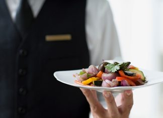 Modern Yemek Kültüründe Servisin Önemi Yemek sadece karın doyurma eylemi değildir, aynı zamanda kültürel bir deneyimdir. Bu deneyimin en önemli parçalarından biri de servis sürecidir. Sofraya getirilen her tabağın düzeni, kullanılan tabak ve çatal-bıçak seçimi, hatta yemeklerin sırasıyla sunulması bile yemeğin nasıl algılandığını etkiler. Özellikle restoranlarda servis, müşteri memnuniyetini belirleyen en kritik unsurlardan biridir. Konulu bir haber görseli.