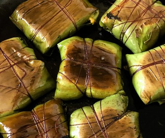 Muz yaprağı pişirme yöntemi, özellikle et, balık, sebze ve baklagillerde fark yaratır. Yiyeceklerin paketlenmesi sırasında aromalar yaprak tarafından hapsedilir ve yemekler hem görsel hem de tat açısından zengin bir sonuç elde eder.