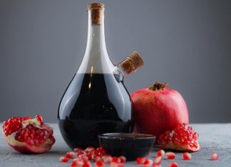 Nar Ekşili Marine İle Et Ve Sebzelerde Ekşi Ve Aromatik Lezzet Nar ekşisi ile marine, yiyeceklerin özellikle et ve tavuk gibi proteinlerin, nar ekşisi ve baharat karışımı içinde bekletilerek aromalarının derinleştirilmesi yöntemidir. Nar ekşili marine, yiyeceklerin hem dokusunu yumuşatır hem de hafif ekşi ve aromatik bir tat kazandırır. Bu teknik, hem geleneksel hem de modern mutfaklarda uygulanır ve yemeklere özgün bir lezzet profili sağlar. Konulu bir haber görseli.