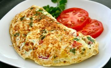 Omletin bu kadar yaygınlaşmasının sebeplerinden biri, pratik yemekler arasında yer almasıdır.