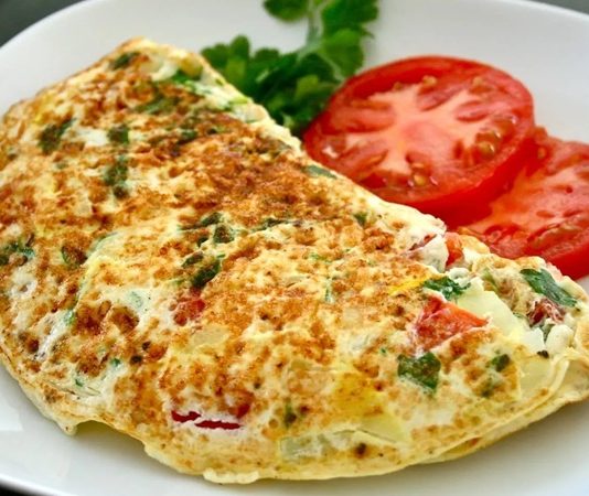 Omletin bu kadar yaygınlaşmasının sebeplerinden biri, pratik yemekler arasında yer almasıdır.