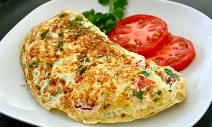 Omletin bu kadar yaygınlaşmasının sebeplerinden biri, pratik yemekler arasında yer almasıdır.