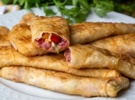 Paçanga Böreği: Türk Mutfağının Pratik ve Lezzetli Atıştırmalığı Paçanga böreği, hem ev kullanıcılarına hem de restoranlara pratik bir çözüm sunuyor. Sofralardaki bu lezzet, hem kahvaltılarda hem de özel davetlerde sunulabiliyor.