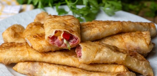Paçanga Böreği: Türk Mutfağının Pratik ve Lezzetli Atıştırmalığı Paçanga böreği, hem ev kullanıcılarına hem de restoranlara pratik bir çözüm sunuyor. Sofralardaki bu lezzet, hem kahvaltılarda hem de özel davetlerde sunulabiliyor.