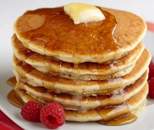 Pancake, görselliği ve lezzetiyle öne çıkar. Ev yapımı tarifler, restoran ve kafelerde sunulan seçeneklerden farklı olarak taze ve doğal malzemelerle hazırlanır.