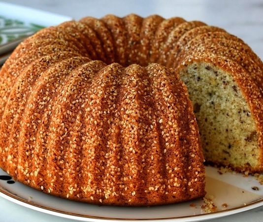 Pastalar ve kekler, yüzyıllardır insan sofralarının en tatlı misafirleri arasında yer alıyor. Farklı kültürlerde kendine has tariflerle şekillenen bu lezzetler, hem özel günlerde hem de günlük yaşamda tatlı bir mutluluk kaynağı. Günümüzde pastacılık ve kek yapımı yalnızca mutfakta zaman geçirmekten ibaret değil, aynı zamanda bir sanat haline gelmiş durumda. Üzerindeki ince detaylar, süslemeler ve farklı tat kombinasyonları, bu tatlıları hem göze hem damağa hitap eden özel lezzetler haline getiriyor. Konulu bir haber görseli.