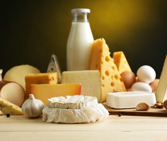 Peynir ve süt ürünleri, protein, kalsiyum, fosfor ve vitaminler açısından zengin bir besin kaynağıdır.