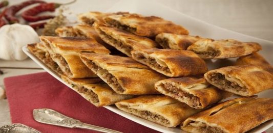 Pide sadece bir yiyecek olarak değil, aynı zamanda kültürel bir miras olarak da değerlidir. Bayram sofralarında, Ramazan aylarında ve özel günlerde pide tüketmek bir gelenek haline gelmiştir.