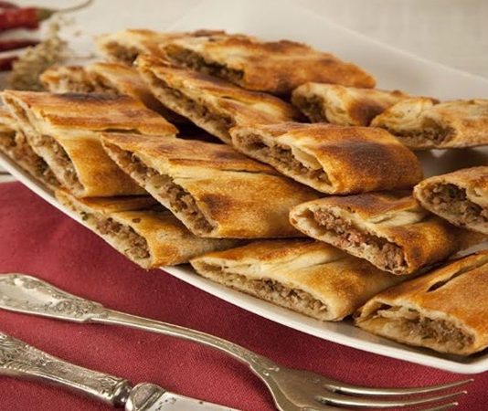 Pide sadece bir yiyecek olarak değil, aynı zamanda kültürel bir miras olarak da değerlidir. Bayram sofralarında, Ramazan aylarında ve özel günlerde pide tüketmek bir gelenek haline gelmiştir.