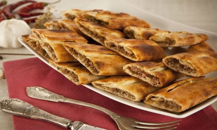 Pide sadece bir yiyecek olarak değil, aynı zamanda kültürel bir miras olarak da değerlidir. Bayram sofralarında, Ramazan aylarında ve özel günlerde pide tüketmek bir gelenek haline gelmiştir.