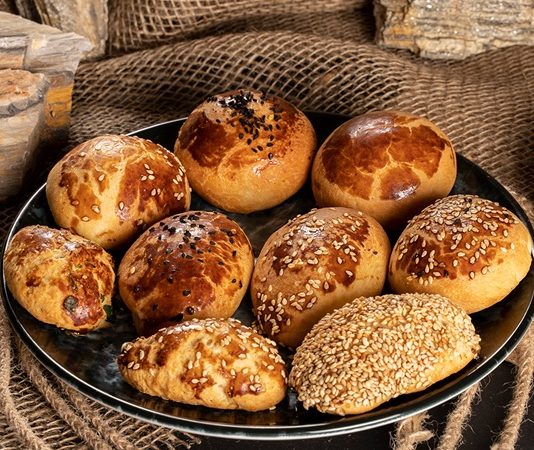 Poğaça, nesilden nesile aktarılan tariflerle günümüzde de popülerliğini korumaktadır. Evlerde, fırınlarda ve kafelerde farklı çeşitleriyle sunulan poğaça, her yaştan insanın favori atıştırmalığı olmayı sürdürüyor.