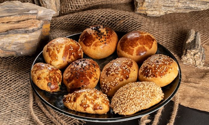 Poğaça, nesilden nesile aktarılan tariflerle günümüzde de popülerliğini korumaktadır. Evlerde, fırınlarda ve kafelerde farklı çeşitleriyle sunulan poğaça, her yaştan insanın favori atıştırmalığı olmayı sürdürüyor.
