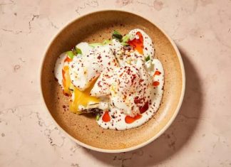 Poşe Yumurta: Sofraların Zarif Kahvaltı Lezzeti Poşe yumurta, kahvaltı sofralarının ve şık brunch sunumlarının vazgeçilmez tariflerinden biridir. Poşe yumurta, kabuğundan çıkarılan taze yumurtanın kaynar suya doğrudan bırakılmasıyla hazırlanır ve bu işlem yumurtanın akının tamamen pişmesini, sarısının ise akıcı kalmasını sağlar. Konulu bir haber görseli.